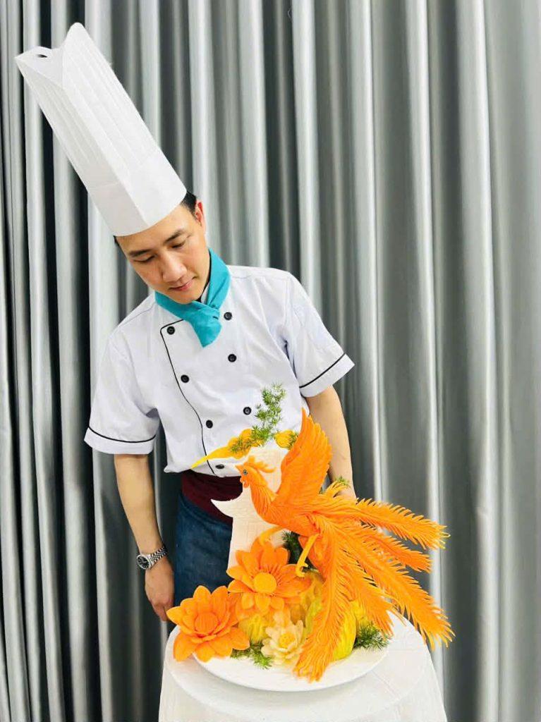 Hành trình của Nguyễn Hải Carving được xây từ những thao tác nhỏ nhất trong bếp cho đến những lần tự mày mò, tập luyện cắt tỉa rau củ để tạo hình món ăn