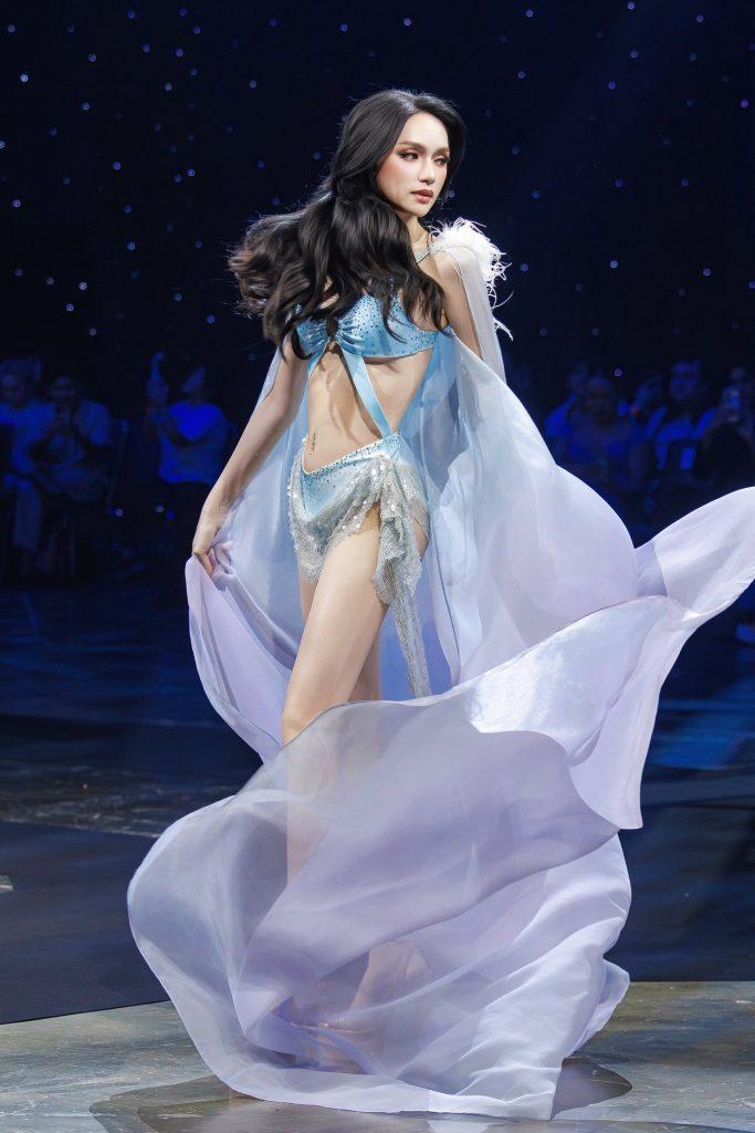 Hương Giang đang catwalk thì bất ngờ tung chiêu