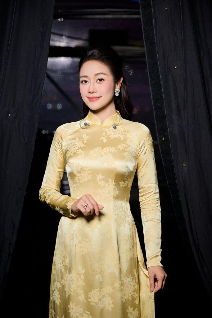 Sự nghiệp vững vàng, hôn nhân viên mãn: MC Phí Linh có cuộc sống đáng mơ ước?