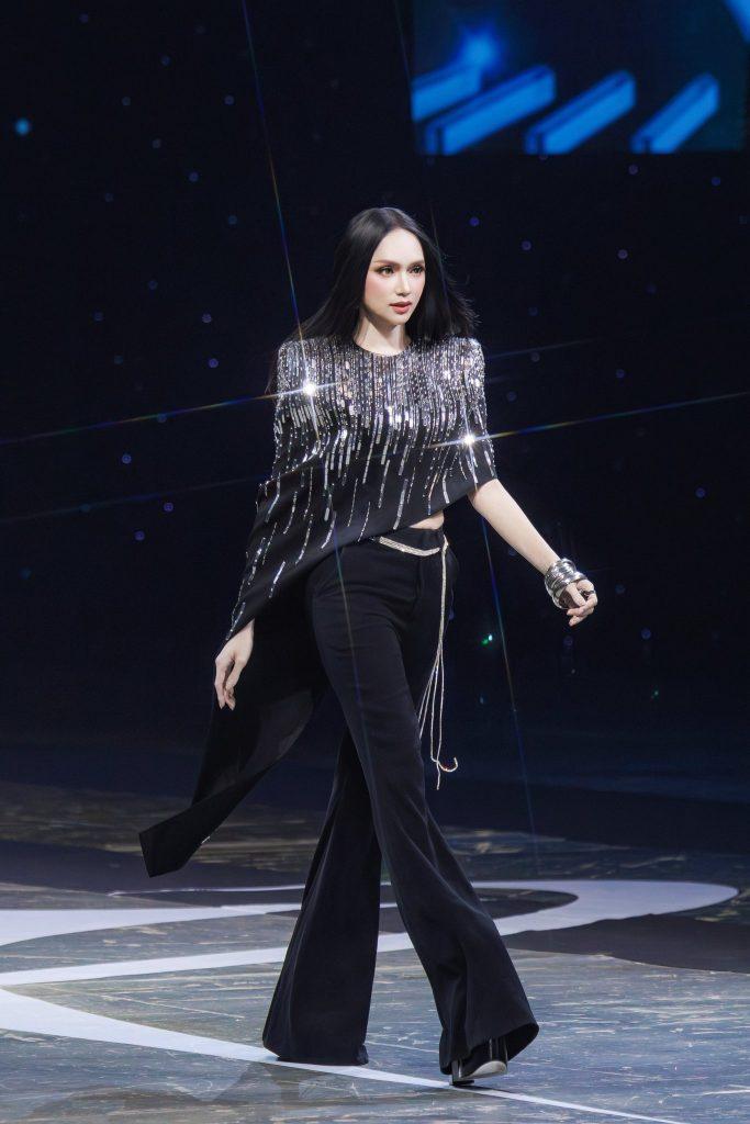 Hương Giang đang catwalk thì bất ngờ tung chiêu