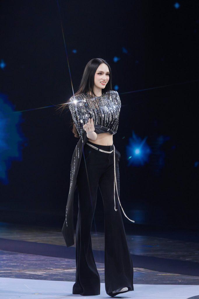 Hương Giang đang catwalk thì bất ngờ tung chiêu