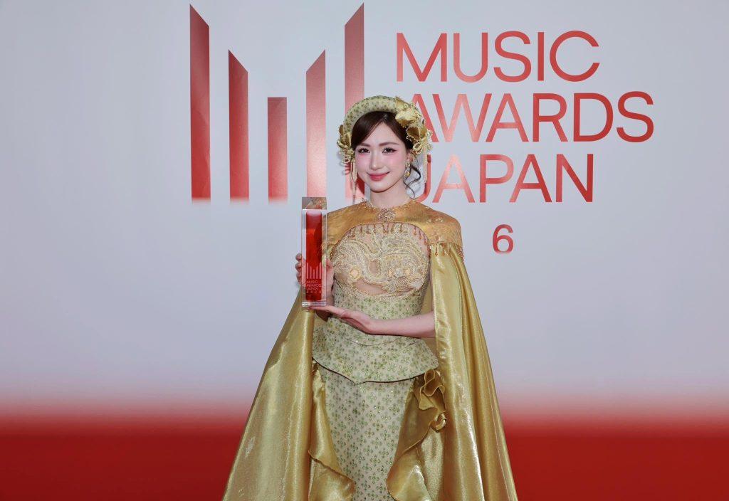 Hòa Minzy thắng lớn tại Music Awards Japan 2026