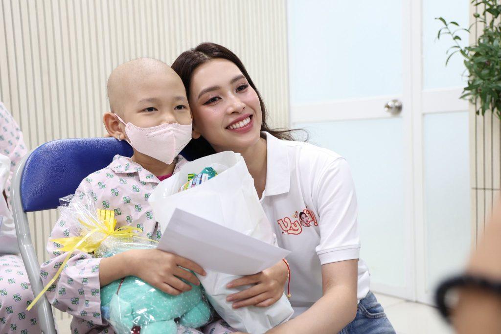 Hoa hậu Tiểu Vy xuất hiện giản dị tại bệnh viện, hỗ trợ các bệnh nhi khó khăn