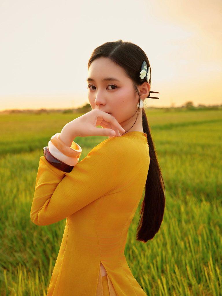 Á hậu Châu Anh góp mặt trong MV mới của Mono, tạo nên khung hình đẹp như thơ