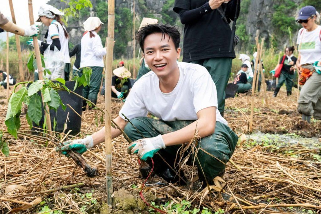 Hơn 1.000 người theo chân Hà Anh Tuấn và các nghệ sĩ cùng nhau lội bùn trồng rừng