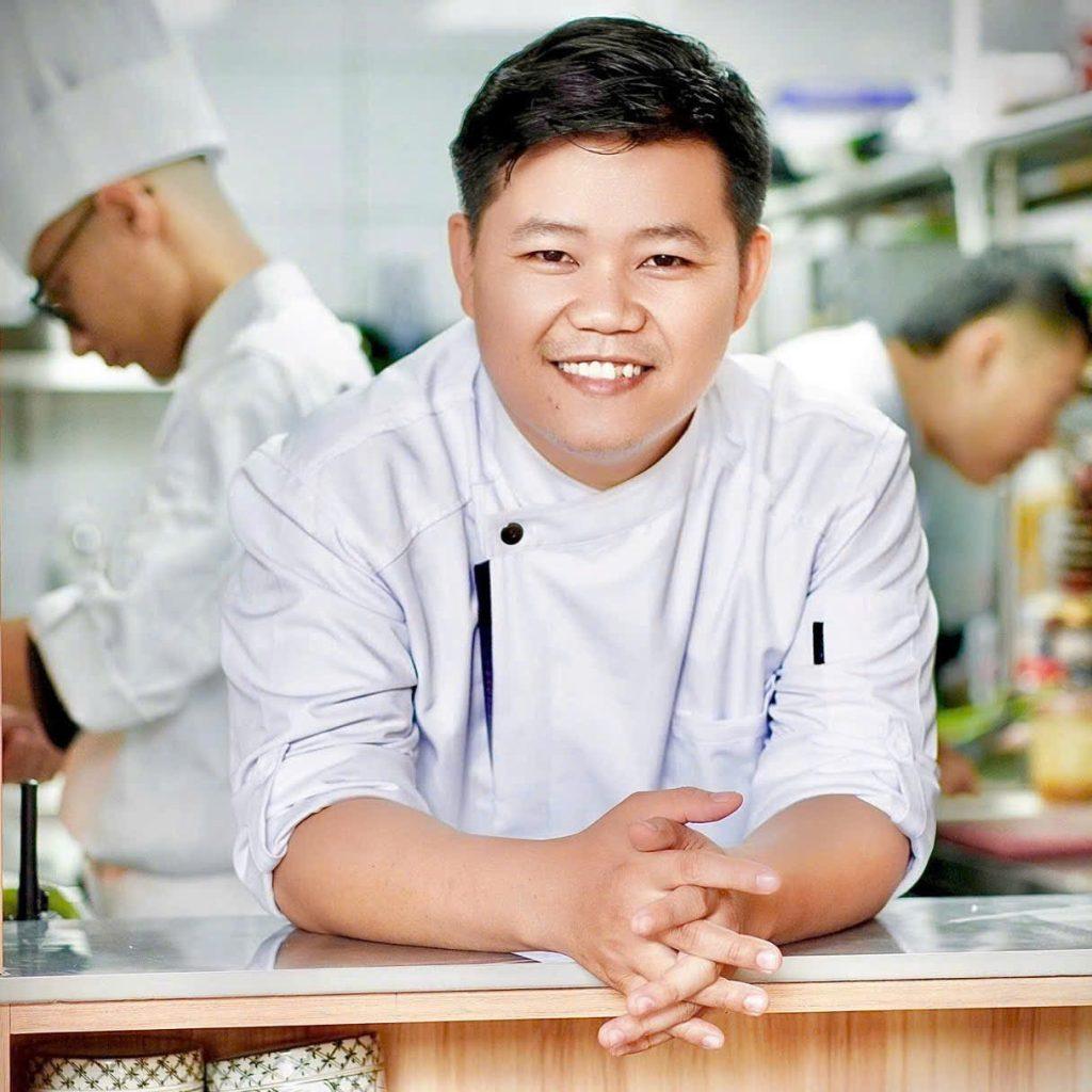Chef Phan Lê Quốc Nhuận đã có hơn 15 năm gắn bó với nghề bếp và theo đuổi ẩm thực chay đương đại