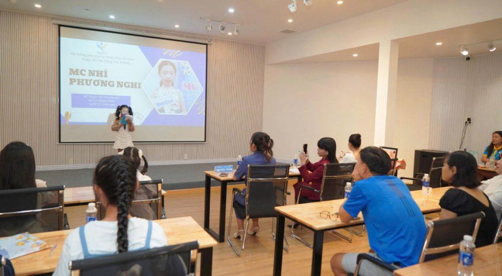 Những khoảnh khắc tự tin trên sân khấu là thành quả của quá trình rèn luyện bền bỉ tại Kỹ Năng Sống VietStar