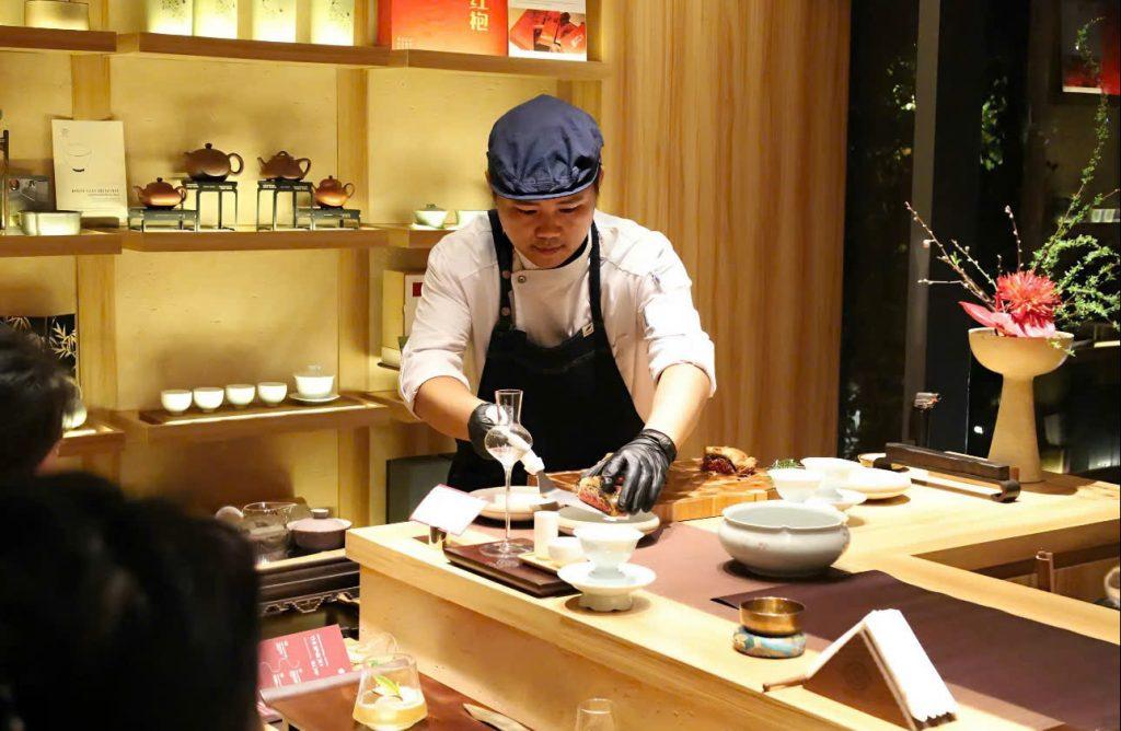 Hiện Chef Nhuận cùng đội ngũ QuanTea tiếp tục nghiên cứu, phát triển các trải nghiệm kết hợp giữa ẩm thực chay và nghệ thuật trà