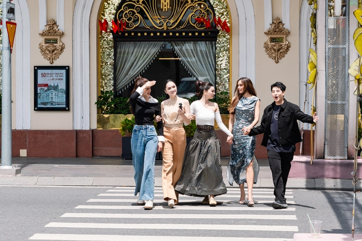 Hương Giang làm “tour guide” cho dàn mỹ nhân quốc tế
