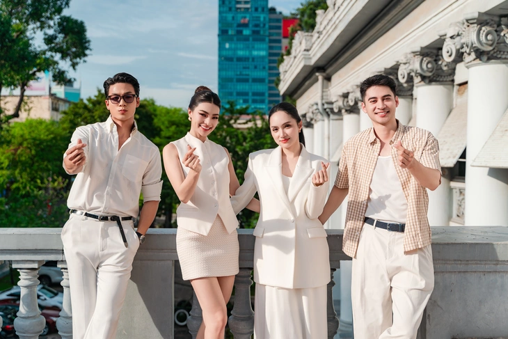 Hương Giang làm “tour guide” cho dàn mỹ nhân quốc tế