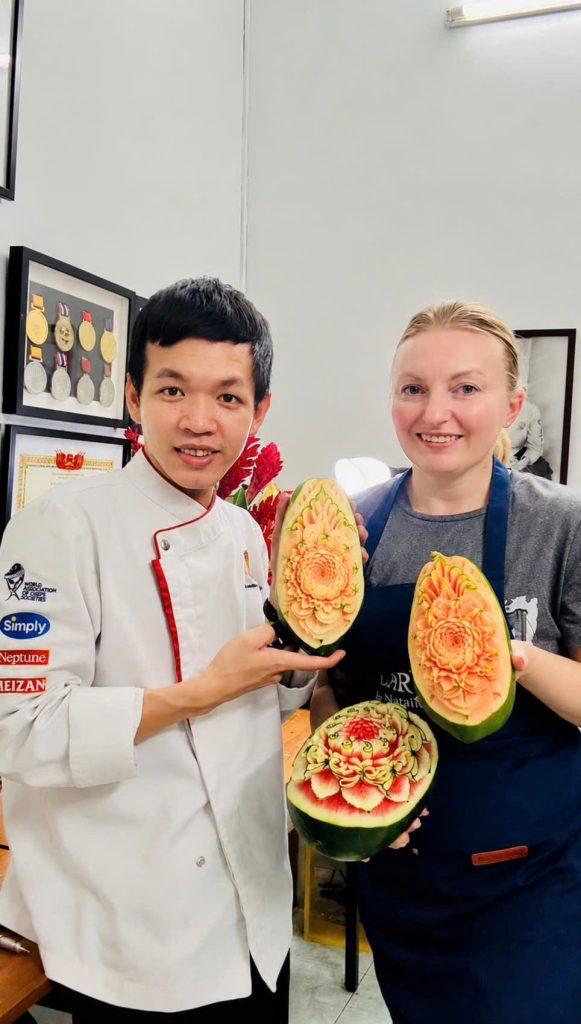Nghệ nhân nghề bếp Thanh Huy được biết đến với những tác phẩm tỉa rau củ mang tính nghệ thuật cao
