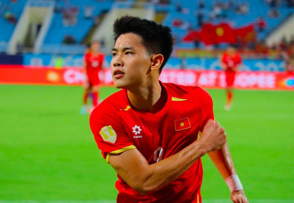 Vua phá lưới Đình Bắc đón tuổi 22, quyết cùng tuyển Việt Nam vượt Malaysia