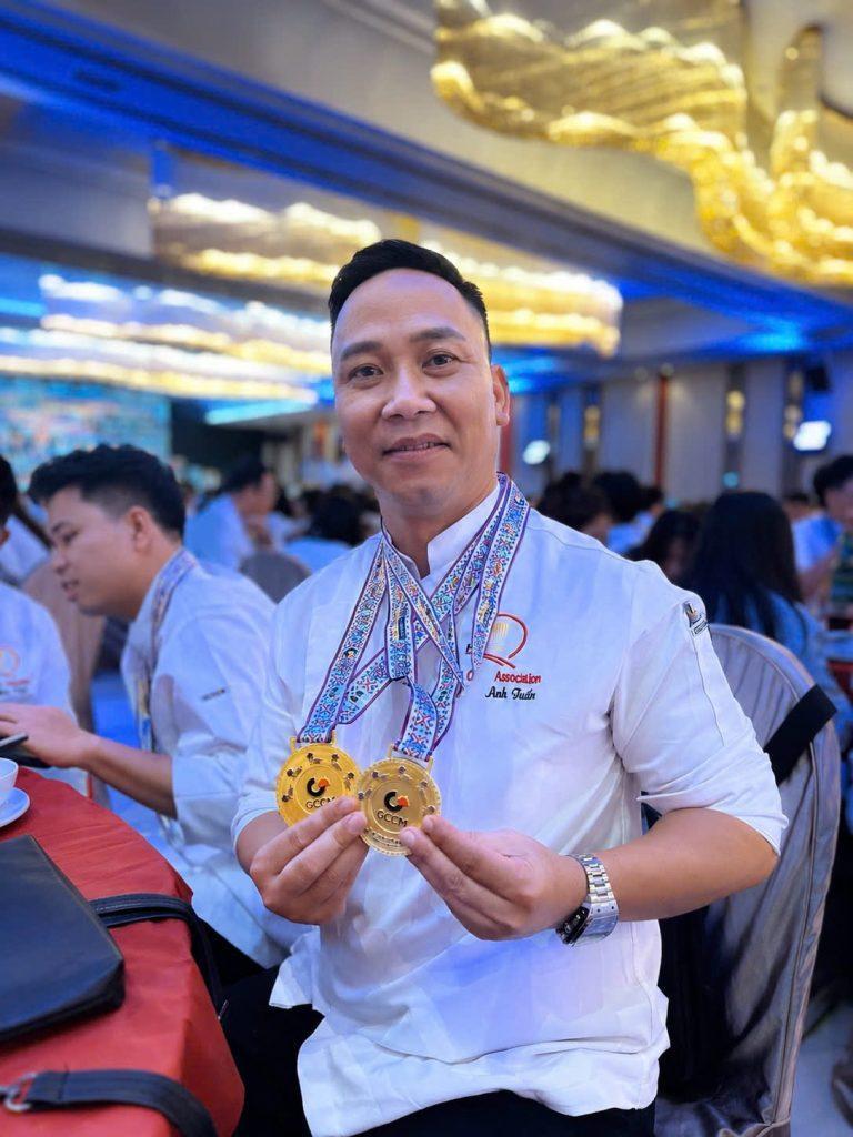 Đầu bếp Bùi Minh Tuấn cầm trên tay chiếc huy chương vàng