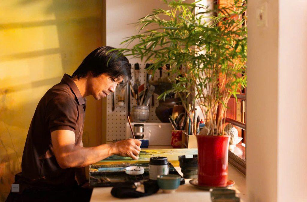 Họa sĩ Trương Văn Ngọc là một trong số ít nghệ sĩ đương đại ở Việt Nam kiên trì theo đuổi tranh lụa truyền thống. Ảnh: Tann Nguyen, Phac Le