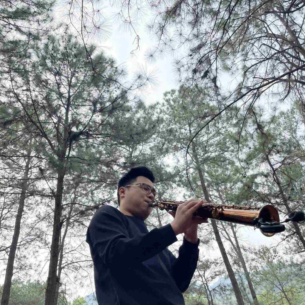 Giữa không gian khoáng đạt của thiên nhiên, Lê Quốc Huy mang tiếng Saxophone đến gần hơn với những cảm xúc nguyên bản và tự do