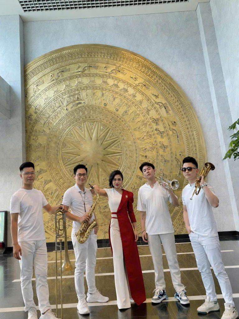 Saxophonist Lê Quốc Huy cùng đồng nghiệp ghi dấu trong các chương trình biểu diễn trên sóng trên truyền hình