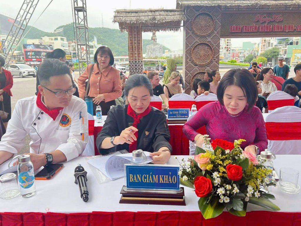 Chef Hồ Hiền (ở giữa) đã gắn bó với ẩm thực suối 20 năm qua