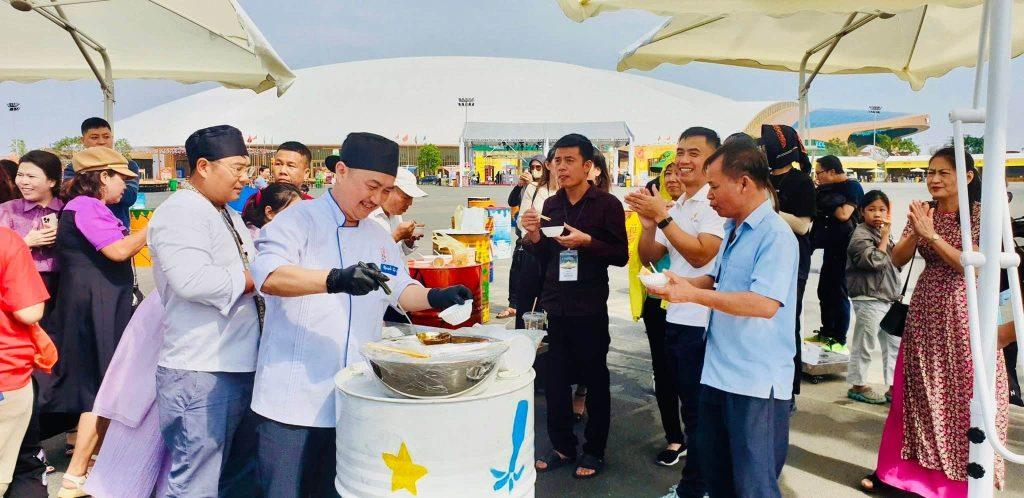 Chef Bảo Nguyên không ngừng quảng bá súp lươn xứ Nghệ, góp phần đưa đặc sản địa phương đến gần hơn với thực khách