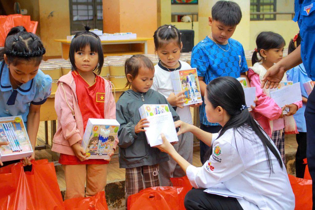 Chef Hồ Hiền trao quà cho các em nhỏ có hoàn cảnh khó khăn