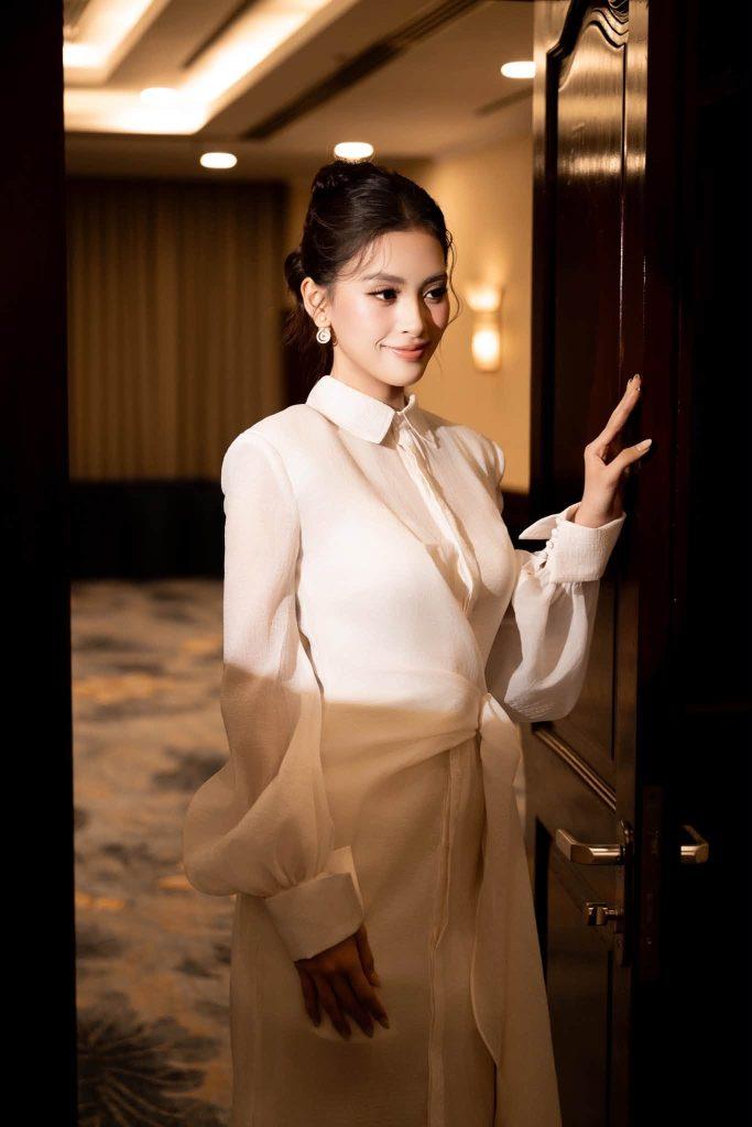 Hoa hậu Tiểu Vy tái xuất màn ảnh với "Bò sữa bay"