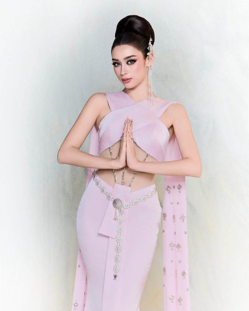 Emoura Phạm “nuốt mic”, truyền thông quốc tế chú ý