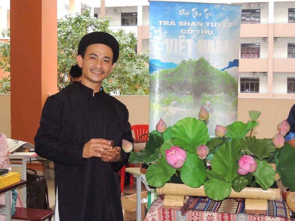 Anh đồ Lý Công Binh dành hơn bảy năm gắn bó với thư pháp