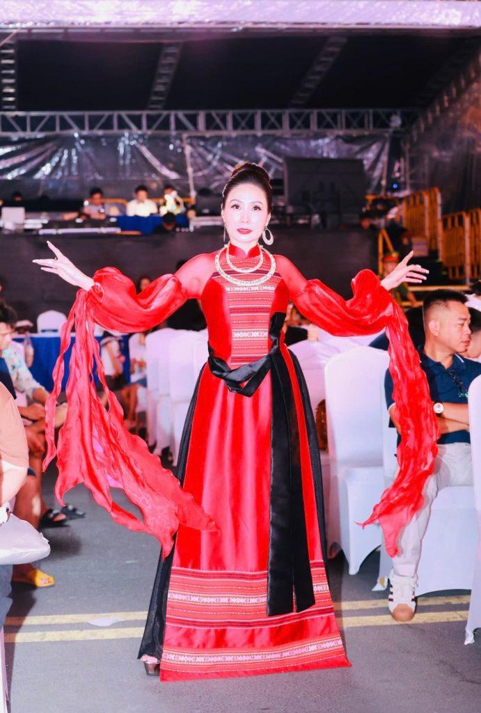 NTK Vương Thị Hương mang sắc đỏ đến đêm chung kết Miss World 2026