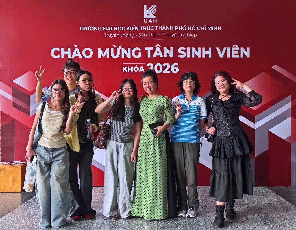 Họa sĩ Nguyễn Điệp 99 cùng các sinh viên