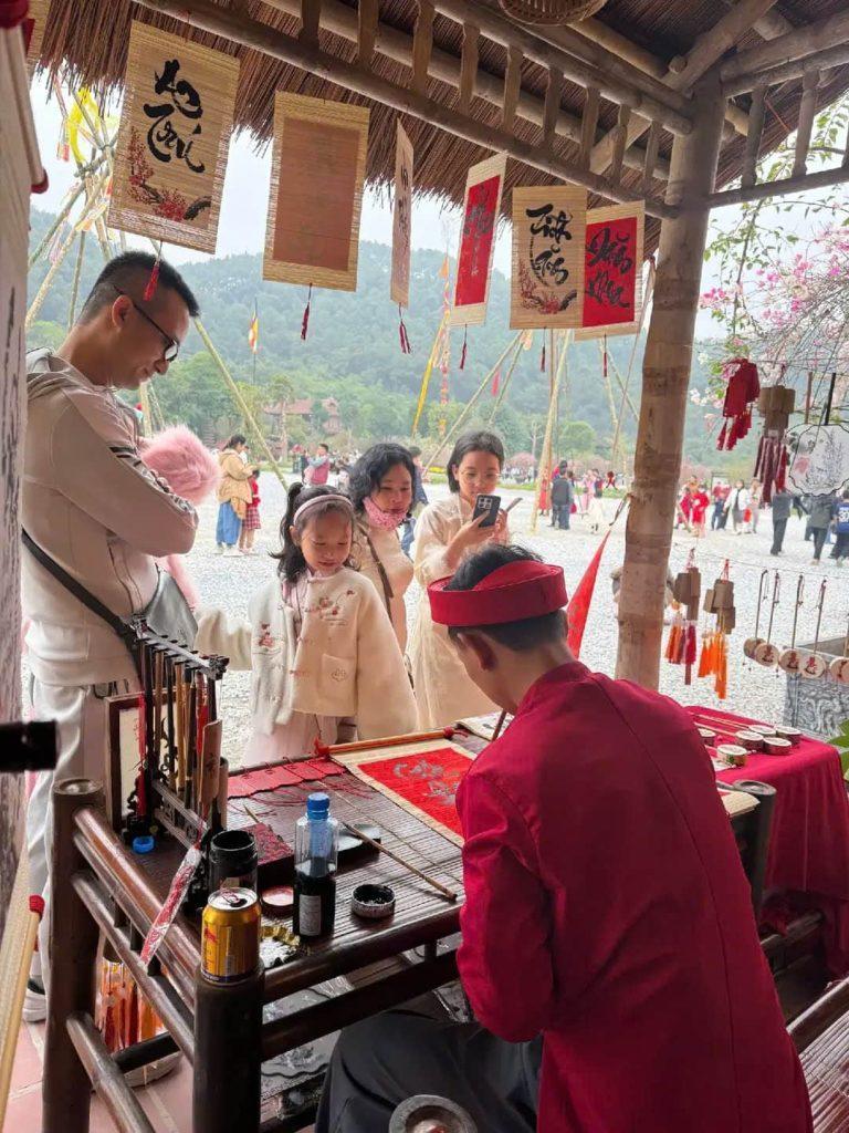 Mỗi buổi trình diễn thư pháp là một dịp để anh đồ Lý Công Binh đưa văn hóa truyền thống đến gần hơn với công chúng