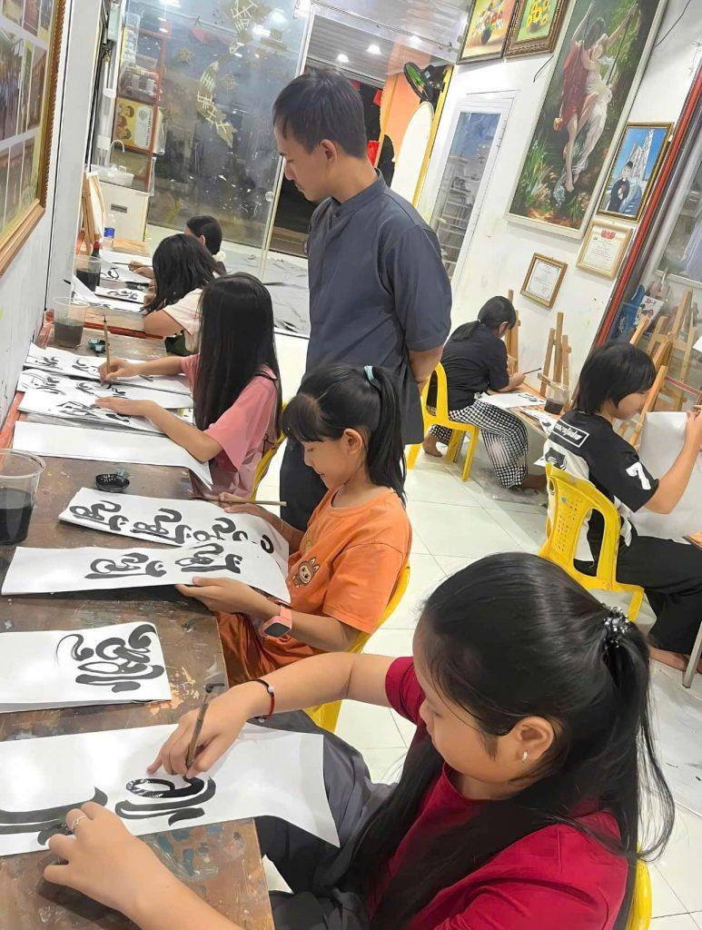 Đổi mới cách truyền tải nhưng giữ vững giá trị cốt lõi là điều anh đồ Lý Công Binh hướng đến khi đưa thư pháp vào đời sống hiện đại
