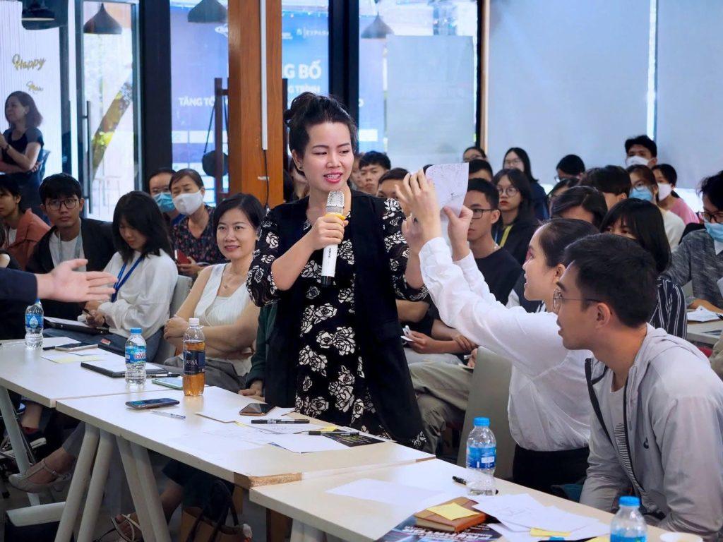 Chị Nguyễn Điệp 99 trong một workshop về thiết kế với vai trò Trưởng ban đào tạo Hiệp hội thiết kế TP.HCM